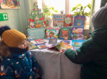 Обзор у книжной выставки «Вместе с книгой в Новый год»
