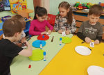 Мастер-класс «Строим, клеим, вырезаем — прямо в космос улетаем»