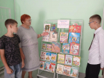 Книжная выставка "Здравствуй, школа, мир волшебный и радостный!"
