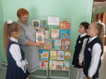 Книжная выставка "Здравствуй, школа, мир волшебный и радостный!"