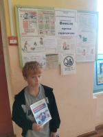 Информационные беседы у постоянно действующего стенда "Вместе против терроризма"